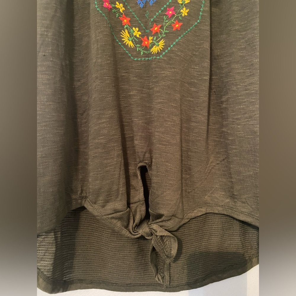 NWT New York Laundry tank top with Flower Embroidered Neckline size med & large - Picture 3 of 3